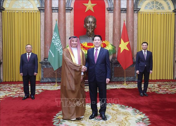 Chủ tịch nước Lương Cường với Đại sứ Vương quốc Ả-rập Xê-út tại Việt Nam Thamer Mohammed al-Gosaibi. Ảnh: Lâm Khánh – TTXVN