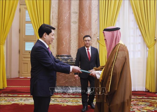 Chủ tịch nước Lương Cường nhận Quốc thư từ Đại sứ Vương quốc Ả-rập Xê-út tại Việt Nam Thamer Mohammed al-Gosaibi. Ảnh: Lâm Khánh – TTXVN