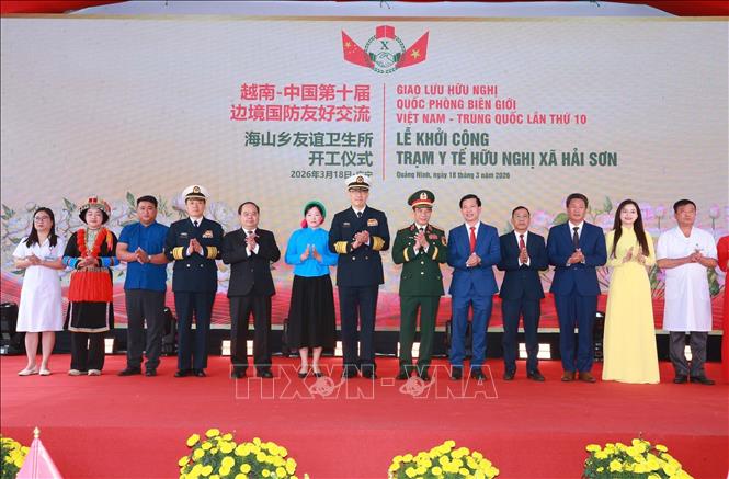 Học sinh trường THPT Trần Phú đón Đại tướng, Bộ trưởng Quốc phòng Phan Văn Giang và Thượng tướng, Bộ trưởng Quốc phòng Trung Quốc Đổng Quân và các đại biểu tại Lễ khởi công Trạm Bet88013 com nổ hũ hữu nghị xã Hải Sơn. Ảnh: Trọng Đức - TTXVN