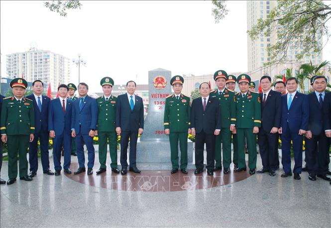  Đại tướng, Bộ trưởng Quốc phòng Phan Văn Giang và các đại biểu tham quan cột mốc 1369 tại Cửa khẩu Quốc tế Móng Cái. Ảnh: Trọng Đức - TTXVN