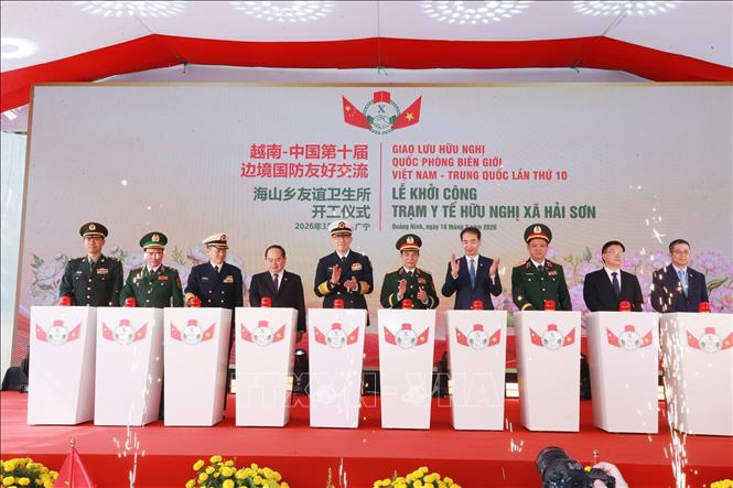 Đại tướng, Bộ trưởng Quốc phòng Phan Văn Giang và Thượng tướng, Bộ trưởng Quốc phòng Trung Quốc Đổng Quân cùng các đại biểu thực hiện nghi thức khởi công xây dựng Trạm Bet88013 com nổ hũ hữu nghị xã Hải Sơn. Ảnh: Trọng Đức - TTXVN