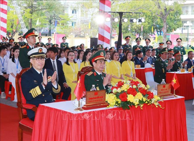 Bộ trưởng Quốc phòng Phan Văn Giang và Bộ trưởng Quốc phòng Trung Quốc Đổng Quân thăm trường THPT Trần Phú. Ảnh: Trọng Đức - TTXVN