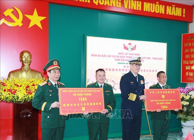 Bộ trưởng Quốc phòng Phan Văn Giang và Bộ trưởng Quốc phòng Trung Quốc Đổng Quân tặng quà cán bộ, chiến sĩ Đồn Biên phòng Trà Cổ. Ảnh: Trọng Đức - TTXVN