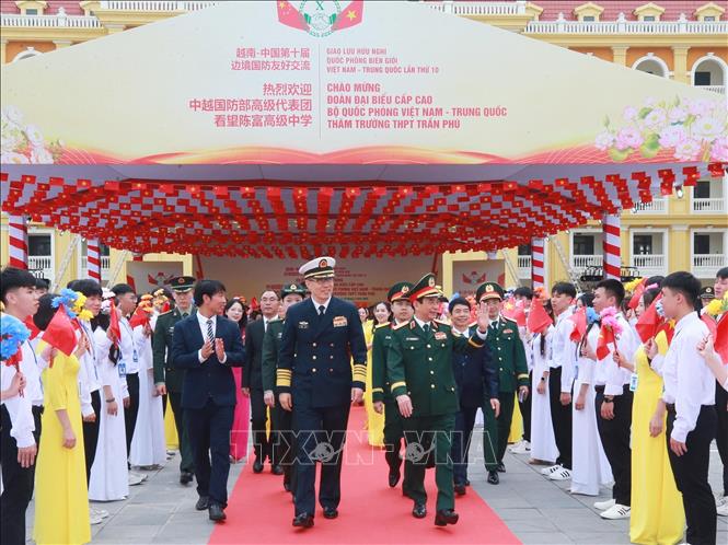 Bộ trưởng Quốc phòng Phan Văn Giang và Bộ trưởng Quốc phòng Trung Quốc Đổng Quân đến thăm Trường THPT Trần Phú. Ảnh: Trọng Đức - TTXVN