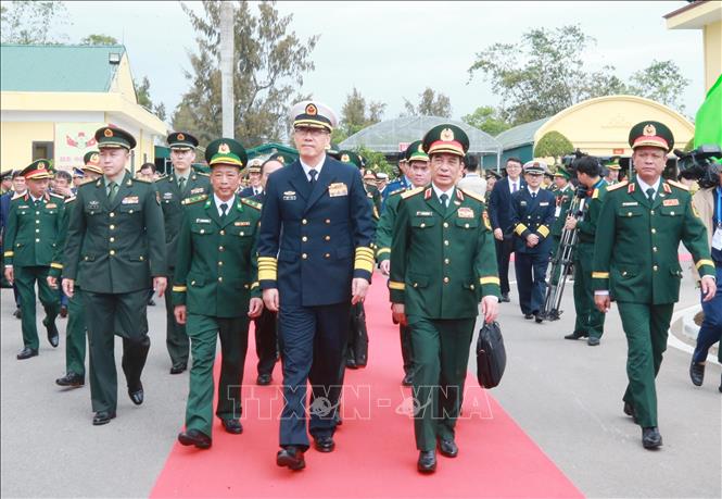 Bộ trưởng Quốc phòng Phan Văn Giang và Bộ trưởng Quốc phòng Trung Quốc Đổng Quân thăm Đồn Biên phòng Trà Cổ. Ảnh: Trọng Đức - TTXVN