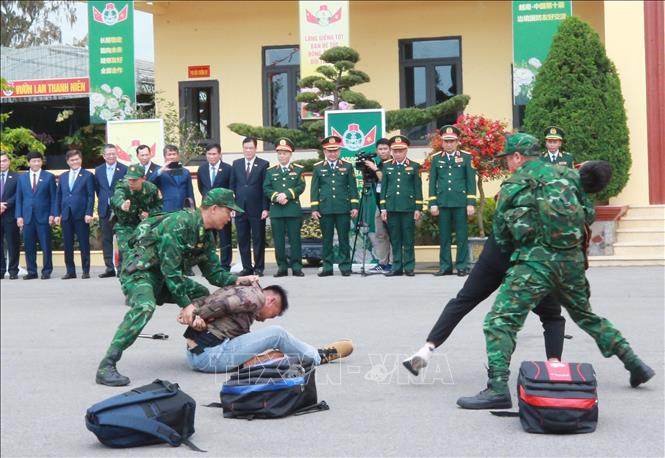 Bộ trưởng Quốc phòng Phan Văn Giang và Bộ trưởng Quốc phòng Trung Quốc Đổng Quân cùng các đại biểu xem diễn tập đánh bắt tội phạm ma túy của chiến sĩ Đồn Biên phòng Trà Cổ. Ảnh: Trọng Đức - TTXVN