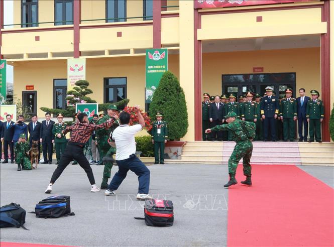 Bộ trưởng Quốc phòng Phan Văn Giang và Bộ trưởng Quốc phòng Trung Quốc Đổng Quân cùng các đại biểu xem diễn tập đánh bắt tội phạm ma túy của chiến sĩ Đồn Biên phòng Trà Cổ. Ảnh: Trọng Đức - TTXVN