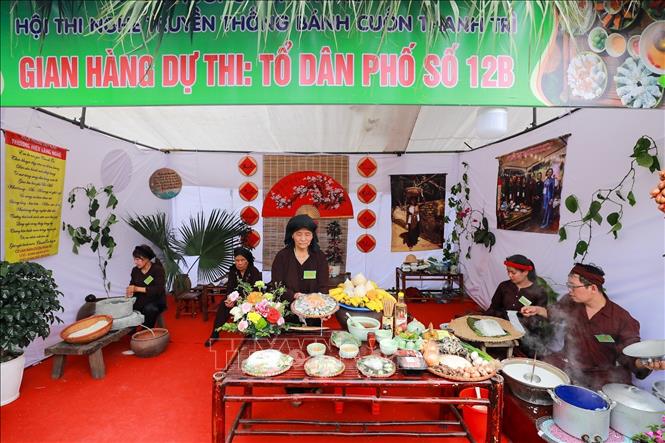 Sau lễ công bố Quyết định ghi danh tại phường Vĩnh Hưng, Hà Nội diễn ra Hội thi nghề truyền thống bánh cuốn Thanh Trì. Ảnh: Khánh Hoà - TTXVN