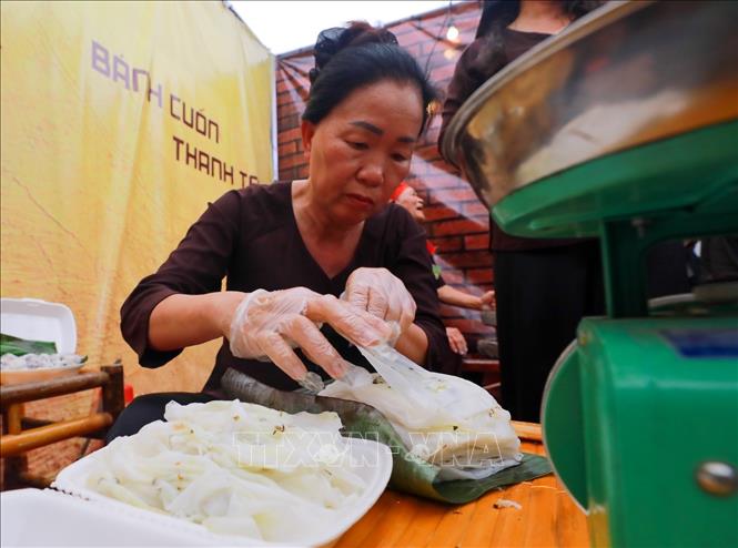 Bánh càng mỏng, không bị rách càng chứng tỏ tay nghề và kinh nghiệm của nghệ nhân. Ảnh: Khánh Hoà - TTXVN