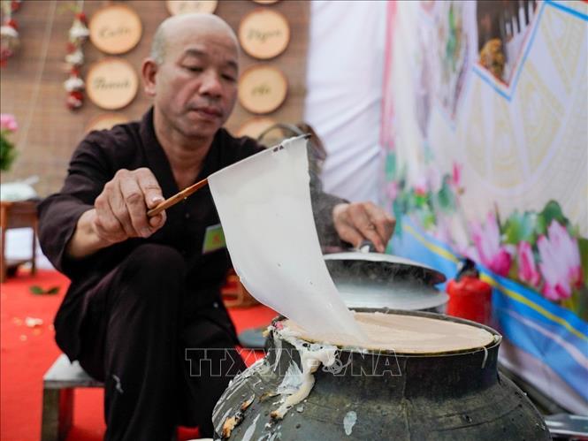 Bánh càng mỏng, không bị rách càng chứng tỏ tay nghề và kinh nghiệm của nghệ nhân. Ảnh: Khánh Hoà - TTXVN