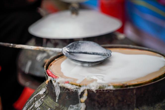 Gạo phải được chọn kỹ, ngâm đủ độ, xay mịn, rồi tráng bằng hơi nước trên nồi vải căng. Ảnh: Khánh Hoà - TTXVN