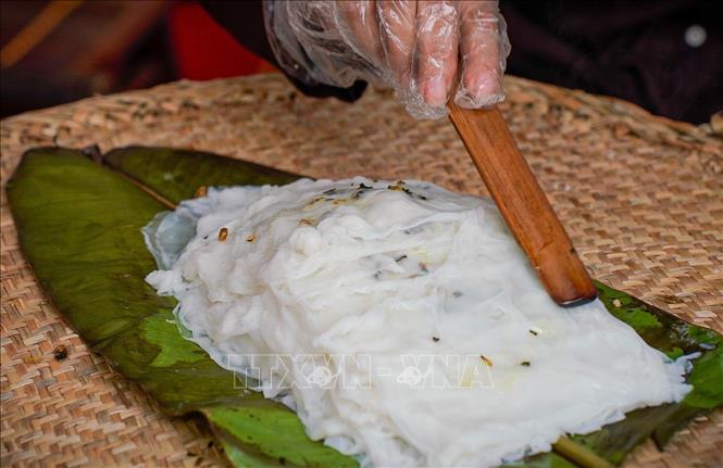 Điểm khác biệt của bánh cuốn Thanh Trì truyền thống so với nhiều nơi khác là không có nhân. Ảnh: Khánh Hoà - TTXVN