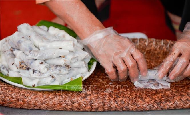 Bánh càng mỏng, không bị rách càng chứng tỏ tay nghề và kinh nghiệm của nghệ nhân. Ảnh: Khánh Hoà - TTXVN