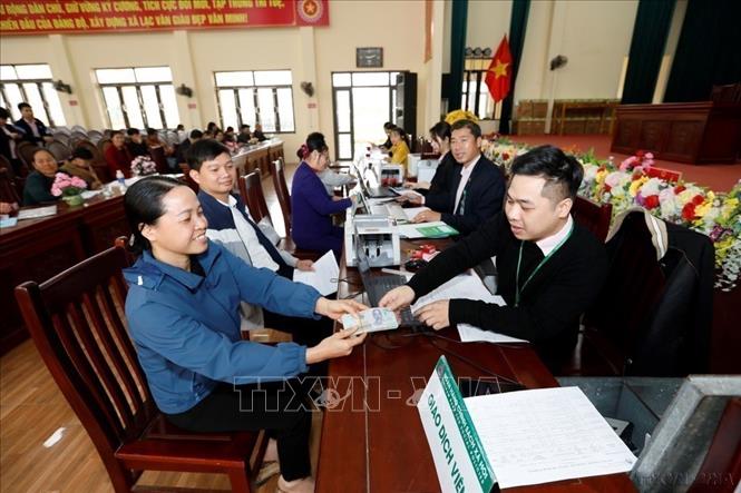 Niềm vui của một hộ dân xã Lạc Vân, huyện Nho Quan (Ninh Bình) khi được nhận vốn vay nhờ các chính sách cho vay vốn ưu đãi đối với hộ nghèo và các đối tượng chính sách để phát triển kinh tế, vươn lên thoát nghèo. Ảnh: Trần Việt - TTXVN