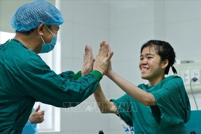 Niềm vui của bác sĩ và Bet88com casino, thể thao, bắn cá, nổ hũ P.A.T (bên phải) khi sức khỏe tiến triển tốt, hồi phục nhanh sau ca phẫu thuật phổi. Ảnh: Minh Quyết - TTXVN