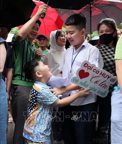 Niềm vui của hai anh em bên ngoài điểm thi Trường THPT Trần Phú, quận Hoàn Kiếm (Hà Nội) sau khi kết thúc Kỳ thi tuyển sinh vào lớp 10 công lập không chuyên năm học 2024 - 2025. Ảnh: Thanh Tùng - TTXVN
