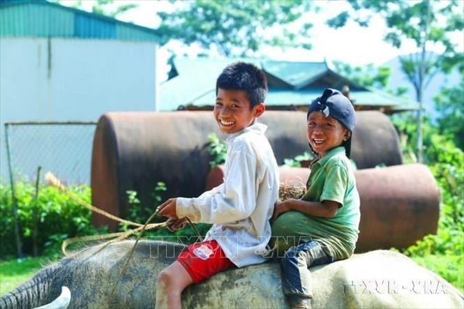 Nụ cười của trẻ em vùng cao trong ngày nghỉ hè đi chăn trâu giúp bố mẹ. Ảnh: Phan Tuấn Anh - TTXVN