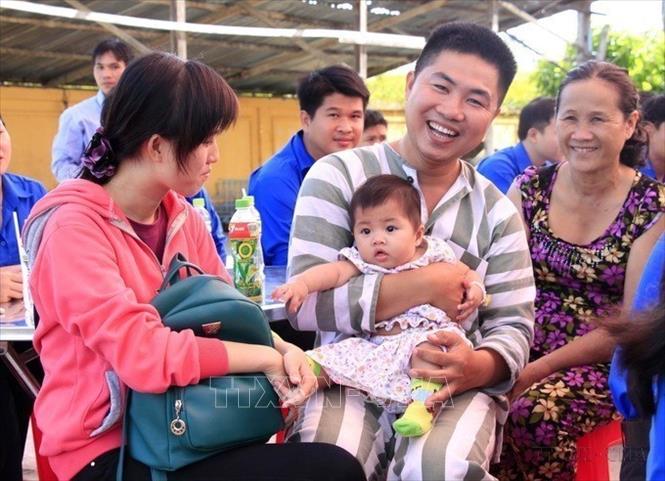 Niềm vui của một phạm nhân khi được gặp người thân trong chương trình giao lưu “Thắp sáng ước mơ thanh niên hoàn lương” ở Trại giam Công an tỉnh Vĩnh Long (6/2017). Ảnh: Lê Thúy Hằng - TTXVN