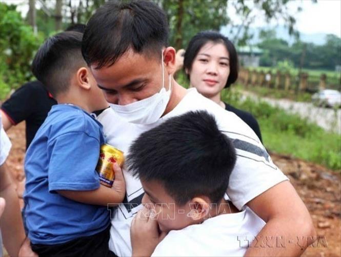 Niềm vui đoàn tụ với Bet88.Com Link Nhà Cái Bet88 BMXCT Uy Tín của người được đặc xá tại trại giam Vĩnh Quang, tỉnh Vĩnh Phúc (2022). Ảnh: Phạm Kiên - TTXVN