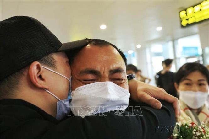 Những giọt nước mắt hạnh phúc khi được đoàn tụ với người thân trong chuyến bay đưa công dân Việt Nam sơ tán từ Ukraine về Việt Nam. Ảnh: Tuấn Anh - TTXVN