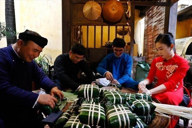 Niềm vui của các thành viên trong Bet88.Com Link Nhà Cái Bet88 BMXCT Uy Tín khi quây quần bên nồi bánh chưng xanh mỗi dịp Tết đến, Xuân về. Ảnh: Minh Quyết - TTXVN