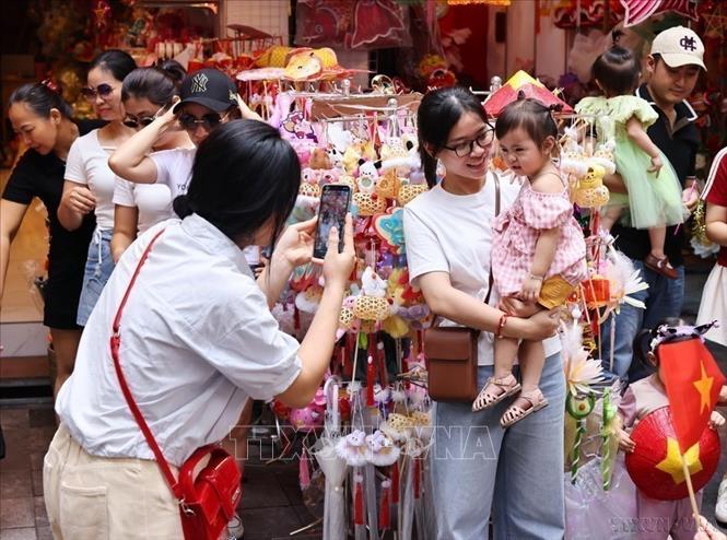 Nhiều Bet88.Com Link Nhà Cái Bet88 BMXCT Uy Tín cho con em đến phố Hàng Mã vui chơi, mua sắm tại các gian hàng trang trí Trung thu trong kỳ nghỉ lễ Quốc khánh 2/9. Ảnh: Minh Đức - TTXVN