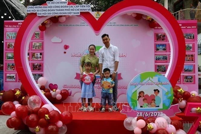 Một Bet88.Com Link Nhà Cái Bet88 BMXCT Uy Tín tham gia chụp ảnh lưu niệm miễn phí tại Chương trình giao lưu “Gia đình hạnh phúc” năm 2023. Ảnh: Thanh Vũ - TTXVN