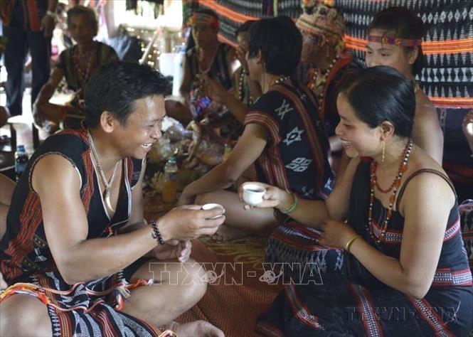 Niềm hạnh phúc của đôi trẻ tại lễ cưới theo phong tục của đồng bào Cơ Tu. Ảnh: TTXVN