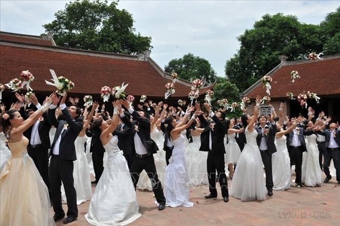 “Lễ cột chỉ tay” cho cô dâu và chú rể tại lễ cưới của người Khmer - nghi thức gắn liền với gia tộc, phong tục tập quán của cộng đồng dân cư Khmer, là lễ chính thức cho phép đôi trai gái thành vợ, thành chồng. Ảnh: Mạnh Linh - TTXVN