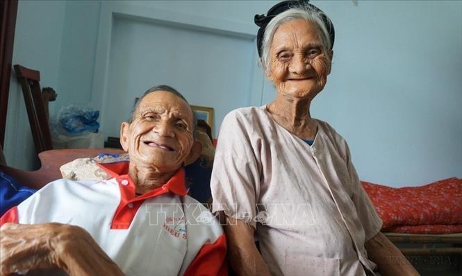 Mặc dù tuổi cao, sức yếu nhưng cụ Nguyễn Văn Lương và vợ là cụ bà Dương Thị Huệ (cùng 90 tuổi, trú tại thôn Liên Hương, xã Thạch Đài, huyện Thạch Hà, tỉnh Hà Tĩnh) đã viết đơn xin rút khỏi hộ nghèo sau 15 năm trong danh sách với mong muốn làm gương cho thế hệ sau, do đã được các con cháu chăm sóc đầy đủ, không còn thiếu thốn. Ảnh: Phan Quân - TTXVN