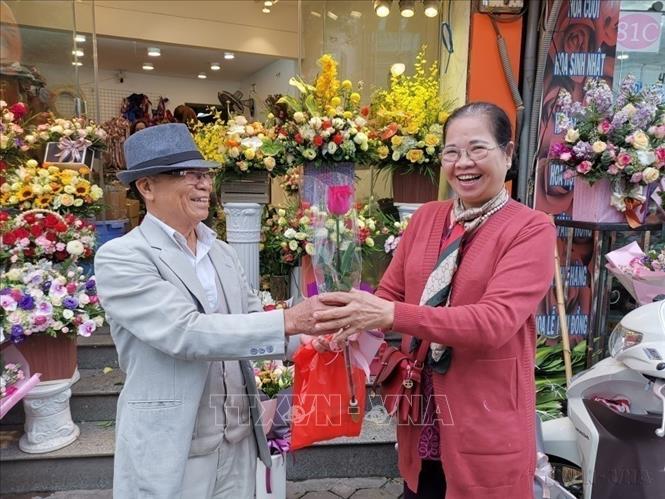 Các đấng mày râu bày tỏ tình cảm đối với “một nửa còn lại của thế giới” trong Ngày Quốc tế phụ nữ 8/3 (2019). Ảnh: Thành Đạt - TTXVN