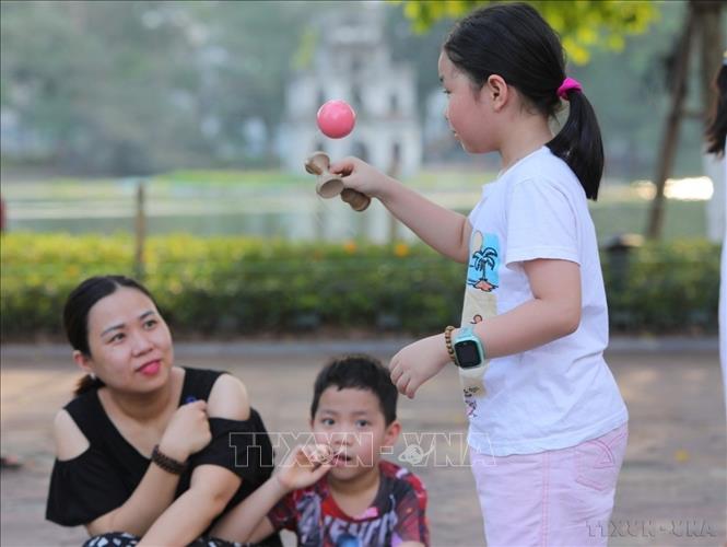 Các em nhỏ thích thú vui chơi cùng Bet88.Com Link Nhà Cái Bet88 BMXCT Uy Tín trên phố đi bộ hồ Gươm. Ảnh: Thành Đạt -TTXVN