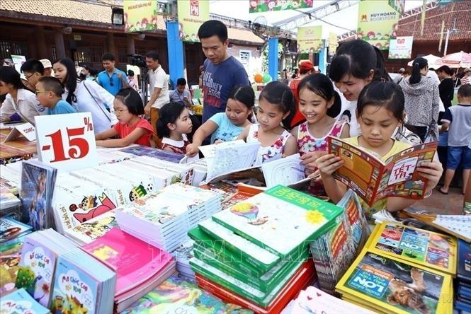 Các em thiếu nhi hào hứng cùng Bet88.Com Link Nhà Cái Bet88 BMXCT Uy Tín chọn cho mình cuốn sách ưng ý tại Hội sách thiếu nhi. Ảnh: Minh Quyết - TTXVN