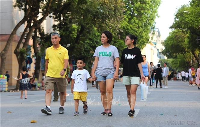 Nhiều bậc phụ huynh đưa con nhỏ đi dạo phố và tham gia các hoạt động vui chơi giải trí, Bet88013 88k Cho Tân Thủ xã hội trong những ngày cuối tuần. Ảnh: Thành Đạt - TTXVN