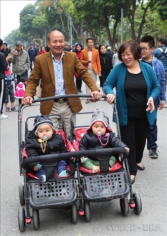 Hình ảnh ông bà mẫu mực, Bet88.Com Link Nhà Cái Bet88 BMXCT Uy Tín hạnh phúc (ảnh chụp tại phố đi bộ hồ Hoàn Kiếm). Ảnh: Thành Đạt - TTXVN