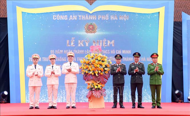  Đảng ủy Ban Giám đốc Công an thành phố Hà Nội tặng hoa chúc mừng Ban thanh niên Công an thành phố Hà Nội. Ảnh: Phạm Kiên - TTXVN