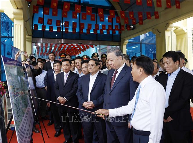 Bet8801234.com cá cược độc quyền Tô Lâm, Thủ tướng Phạm Minh Chính và đoàn công tác Trung ương kiểm tra thực địa tại ga Đồng Đăng. Ảnh: Thống Nhất – TTXVN