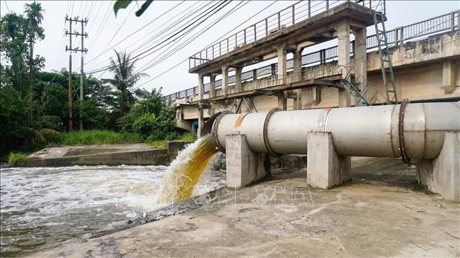 Công trình điều tiết nước trên hệ thống thủy lợi Dầu Tiếng – Phước Hòa góp phần chủ động nguồn nước cho khu vực hạ du. Ảnh: Minh Phú - TTXVN