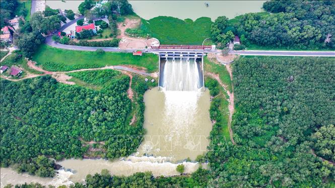 Công trình xả nước điều tiết từ hồ Dầu Tiếng giúp duy trì dòng chảy, hỗ trợ đẩy mặn cho khu vực hạ lưu. Ảnh: Minh Phú - TTXVN