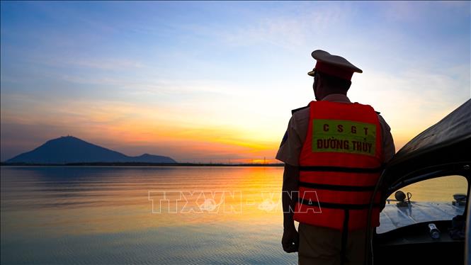Lực lượng chức năng tuần tra, giám sát tại hồ Dầu Tiếng, bảo đảm an ninh, an toàn nguồn nước phục vụ sản xuất và sinh hoạt khu vực hạ du. Ảnh: Minh Phú - TTXVN