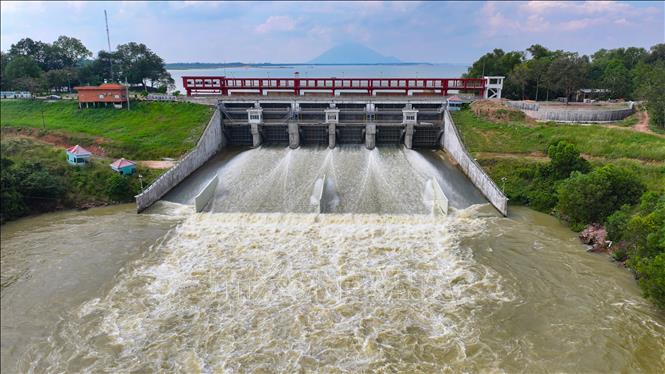 Hồ Dầu Tiếng duy trì mực nước ổn định, bảo đảm cấp nước phục vụ sản xuất và sinh hoạt trong mùa khô. Ảnh: Minh Phú - TTXVN