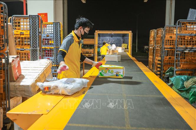 Hệ thống băng chuyền hiện đại của Vietnam Post giúp vận chuyển bưu phẩm trực tiếp đến xe trung chuyển, rút ngắn thời gian khai thác, giảm sức lao động và bảo đảm an toàn hàng hóa. Ảnh: Hoàng Hiếu – TTXVN