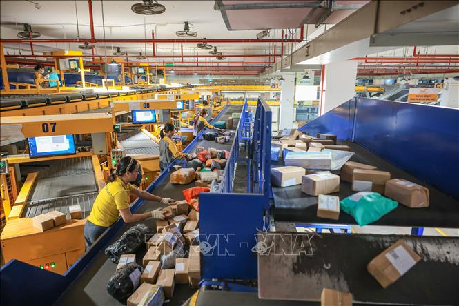 Hệ thống dây chuyền hiện đại sử dụng băng tải 2 tầng với công nghệ Cross Belt có khả năng xử lý đến hơn 24 nghìn bưu gửi/giờ, tích hợp các công nghệ hiện đại như đo kích thước, cân khối lượng, phân tích hình ảnh và trí tuệ nhân tạo (AI) vào chia chọn bưu gửi, cho phép tự động hóa toàn bộ quy trình với độ chính xác 100%. Ảnh: Hoàng Hiếu – TTXVN