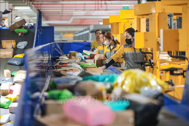 Hệ thống dây chuyền hiện đại sử dụng băng tải 2 tầng với công nghệ Cross Belt có khả năng xử lý đến hơn 24 nghìn bưu gửi/giờ, tích hợp các công nghệ hiện đại như đo kích thước, cân khối lượng, phân tích hình ảnh và trí tuệ nhân tạo (AI) vào chia chọn bưu gửi, cho phép tự động hóa toàn bộ quy trình với độ chính xác 100%. Ảnh: Hoàng Hiếu – TTXVN