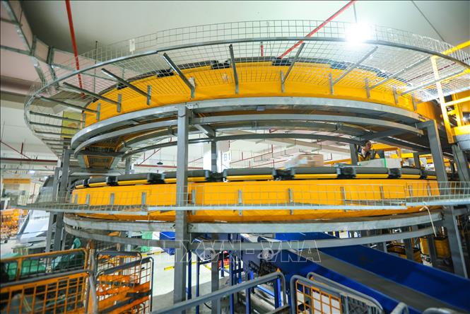 Hệ thống với dây chuyền 2 tầng hiện đại sử dụng băng tải công nghệ Cross Belt, có khả năng xử lý đến hơn 24 nghìn bưu gửi/giờ và phân loại chính xác theo gần 300 hướng chia đến tận phường, xã. Ảnh: Hoàng Hiếu – TTXVN