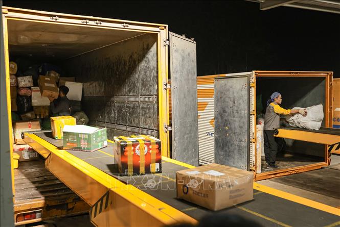 Hệ thống băng chuyền hiện đại của Vietnam Post giúp vận chuyển bưu phẩm trực tiếp đến xe trung chuyển, rút ngắn thời gian khai thác, giảm sức lao động và bảo đảm an toàn hàng hóa. Ảnh: Hoàng Hiếu – TTXVN