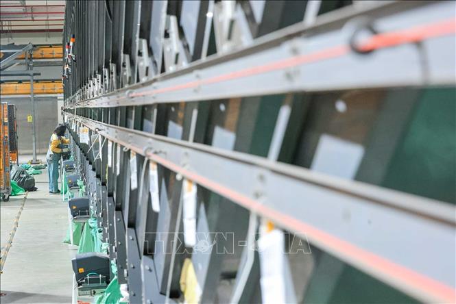 Vietnam Post đẩy mạnh đầu tư hạ tầng kỹ thuật, ứng dụng khoa học - công nghệ vào hoạt động sản xuất kinh doanh, với trọng tâm là nâng cao năng suất, tối ưu vận hành và tăng năng lực cạnh tranh trong kỷ nguyên số. Ảnh: Hoàng Hiếu - TTXVN