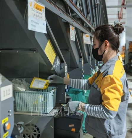 Hệ thống với dây chuyền 2 tầng hiện đại sử dụng băng tải công nghệ Cross Belt, có khả năng xử lý đến hơn 24 nghìn bưu gửi/giờ và phân loại chính xác theo gần 300 hướng chia đến tận phường, xã. Ảnh: Hoàng Hiếu – TTXVN