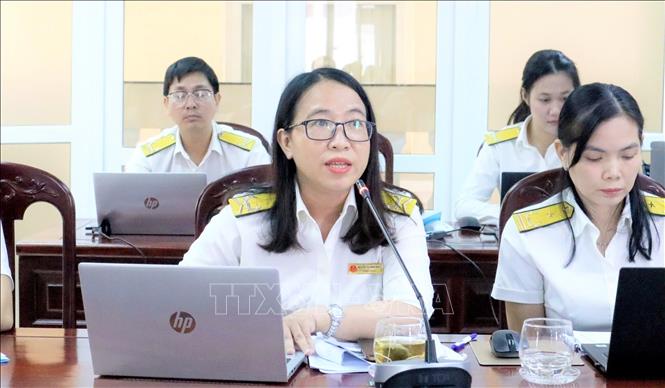 Bà Nguyễn Thị Hồng Phát, Phòng Nghiệp vụ, Dự toán, Pháp chế (Thuế TP.Cần Thơ) giải đáp vướng mắc cho doanh nghiệp. Ảnh: Thu Hiền - TTXVN