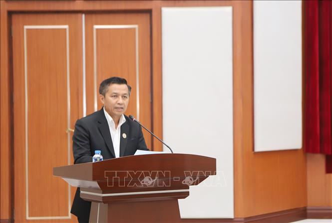 Chánh Văn phòng Ủy ban Hợp tác Lào - Việt Nam Chanthaphon Khammanichan báo cáo tại Hội nghị. Ảnh: Xuân Tú - PV TTXVN tại Lào